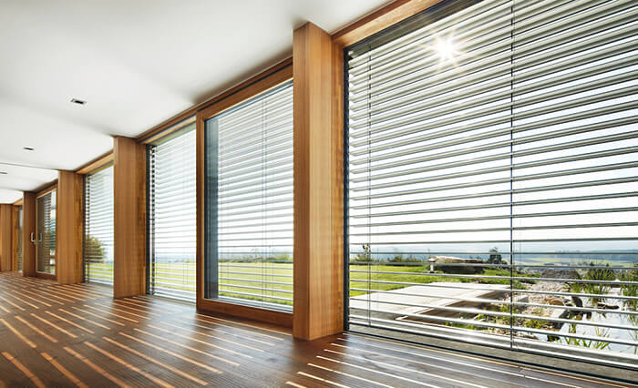 Rolety czy żaluzje – najlepszy wybór dla Twojego okna